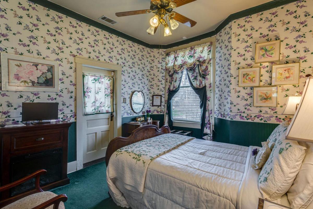 Four Winds Victorian Venue & Suites Bonham Exterior photo